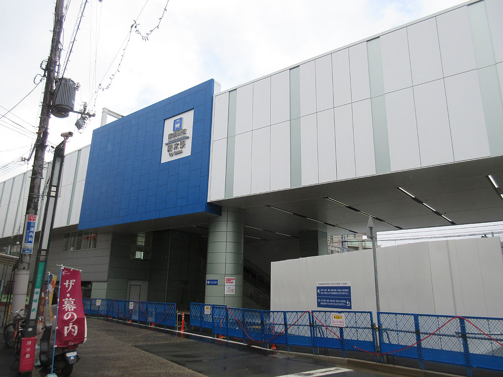 新たな阪神青木駅の駅舎。