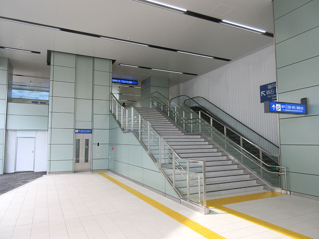 エレベーターがある阪神青木駅。