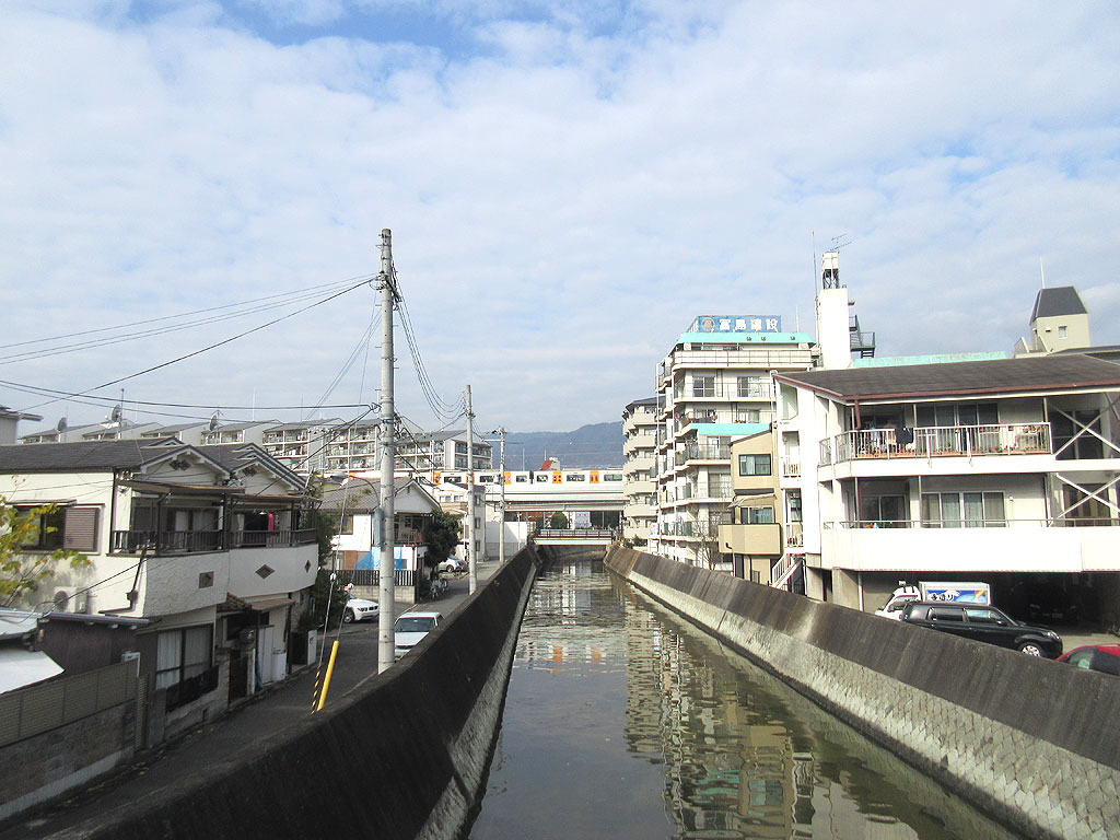 高架の上を走る阪神電車。