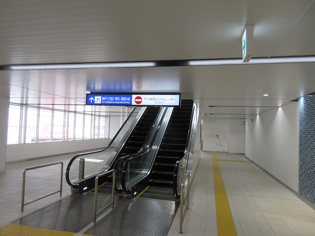 新しい阪神青木駅のエスカレーター。