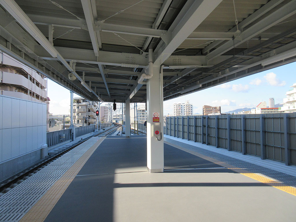 阪神青木駅のホーム。