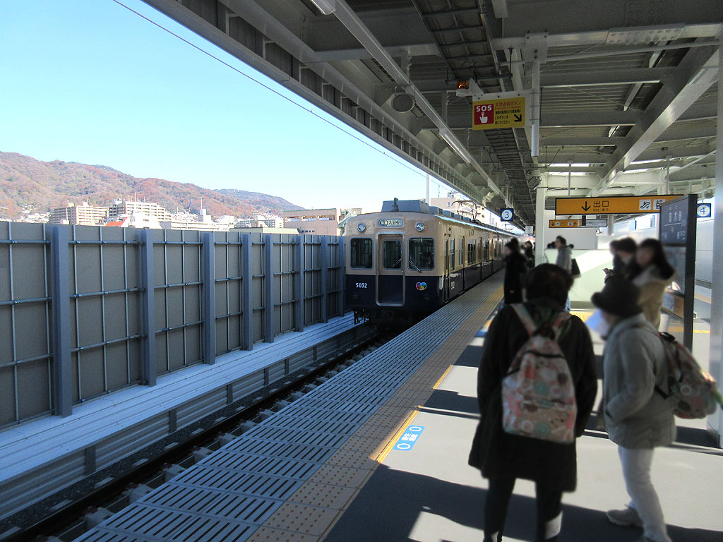 阪神電車が到着です。