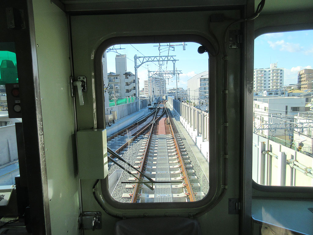 阪神電車の先頭車両からの景色。
